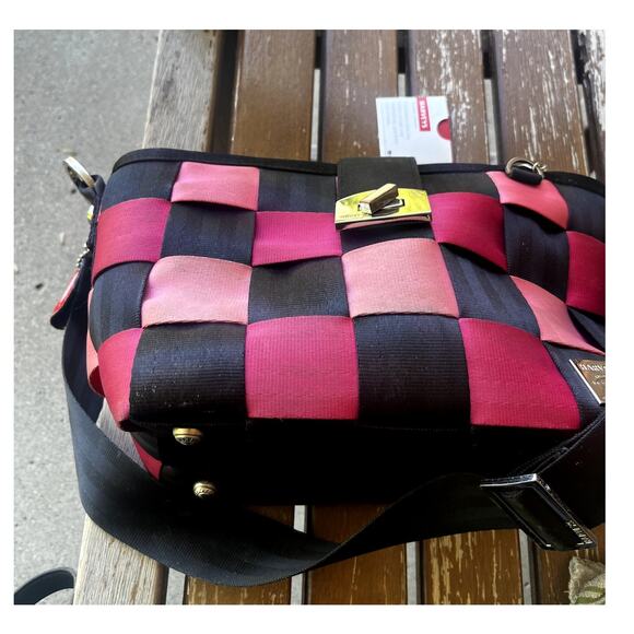 Harveys Seatbelt Bag - Breast Cancer Awareness (Limited Edition) - Picture 4 of 8